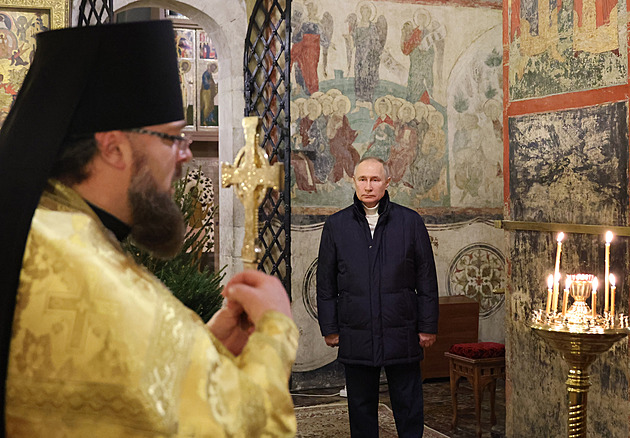 Putin se nepřipojil k věřícím, vánoční bohoslužbu v Kremlu navštívil sám