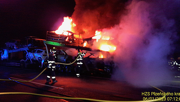 Na D5 u Rokycan hořel návěs s auty, dálnice byla přes hodinu neprůjezdná