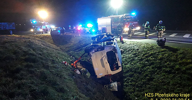 Řidič nedal přednost dodávce, při nehodě se zranilo deset lidí včetně dětí