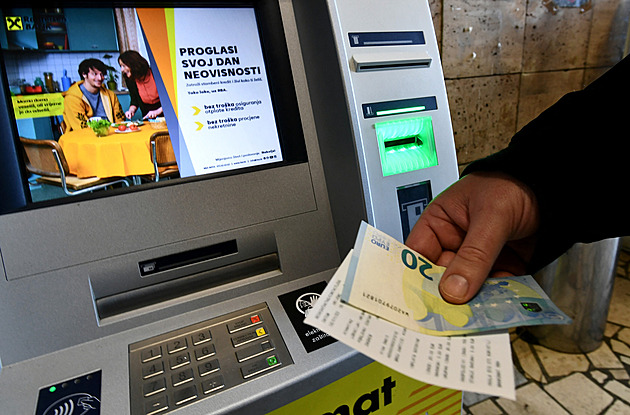 Výběry z bankomatu v cizině se prodraží. Stále vyšší poplatky mění dřívější pravidlo, na co si dát pozor?