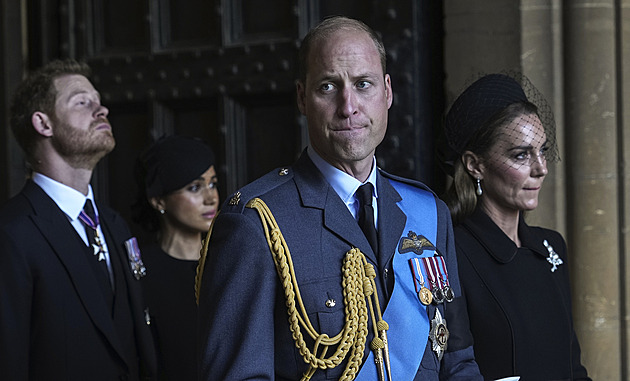 Princ William urovnal s vydavatelem bulváru spor o odposleších, tvrdí Harry