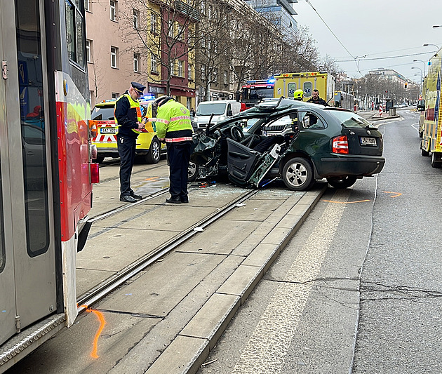 Tramvaj se na Koněvově ulici střetla s autem. Zranily se dvě ženy a dítě