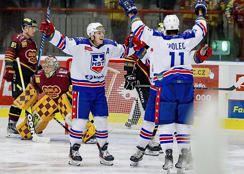 Miroslav Holec (vpravo) se u� bude z dal�ích gól� radovat ve Vsetín�.