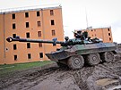Francouzské bojové vozidlo AMX 10-RC bhem cviení na základn v Sissonne...