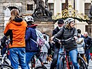 Nezvykle teplého poasí vyuili turisté v Praze i k vyjíkám na kole po...