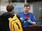 Úad pro bezpenost dopravy (TSA) nepatí u veejnosti ve Státech zrovna k...