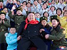 Severokorejský vdce Kim ong-un pózuje na spolené fotografii se zástupci...