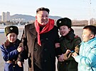 Severokorejský vdce Kim ong-un pózuje na spolené fotografii se zástupci...