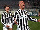 Gianluca Vialli, bývalý italský fotbalista, slaví branku v dresu Juventusu.