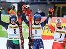 Americká lyaka Mikaela Shiffrinová (uprosted) vítzí v obím slalomu ve...