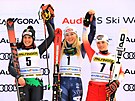 Americká lyaka Mikaela Shiffrinová (uprosted) vítzí v obím slalomu ve...