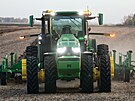 Autonomní traktor John Deere 8R se ji letos dostane do sériové výroby.