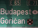 Dopravní znaka s pekrtnutým symbolem hraniního pechodu mezi Chorvatskem a...