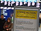 Informaní cedule v londýnské stanici Waterloo upozoruje na stávku zamstnanc...
