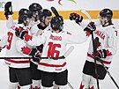 Hokejisté Kanady se radují z první branky ve finále MS do 20 let.