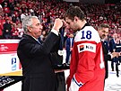 eský útoník Matou Meník (18) si od éfa Mezinárodní hokejové federace IIHF...
