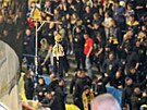 Fanouci na hokejovém derby Vsetína se Zlínem povsili a zapálili hadrového...