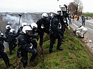 Mezi policií a aktivisty, kteí se snaí zabránit zbourání vesniky Lützerath v...