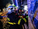 Hasi�i nemohli dovnit� a zasahovali skrz okna. Po��r krav�na u Zlat� Ole�nice...