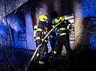 Hasi�i nemohli dovnit� a zasahovali skrz okna. Po��r krav�na u Zlat� Ole�nice...
