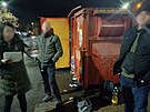 �ena a dva mu�i bez domova si k p�enocov�n� vybrali kontejner na textil.