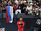 Srbský tenista Novak Djokovi se fotí s fanouky po vyhraném semifinále na...
