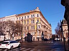 D�m na rohu Malostranského náb�e�í a Vít�zné ulice je filma�sky vyhledávaný.
