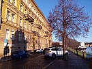 D�m na rohu Malostranského náb�e�í a Vít�zné ulice je filma�sky vyhledávaný.
