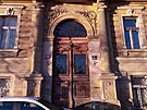 D�m na rohu Malostranského náb�e�í a Vít�zné ulice je filma�sky vyhledávaný.