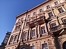 D�m na rohu Malostranského náb�e�í a Vít�zné ulice je filma�sky vyhledávaný.
