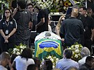 Rakev s ostatky Pelého na stadionu v Santosu, ke které bhem 24 hodiny chodily...