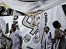 Fanouci FC Santos v ulicích msta vyprovázejí na poslední cestu Pelého.