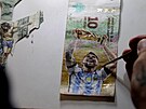 Argentinský umlec vrací místní mn hodnotu. Maluje na ni Messiho