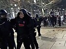 Policie v Berlín elila útokm za strany skupin mladých lidí.