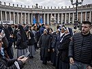 Lidé se do Vatikánu pili rozlouit s Benediktem XVI.(3. ledna 2023)