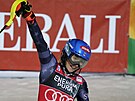 Americká lyaka Mikaela Shiffrinová se raduje z vítzství ve slalomu v Záhebu.