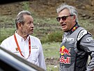 Carlos Sainz (vpravo) a Jacky Ickx debatují po drihé etap Rallye Dakar.