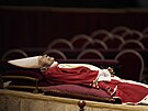 Rakev se zesnulým emeritním papeem Benediktem XVI. (2. ledna 2023)
