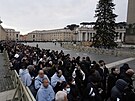 Do Vatikánu pijídí tisíce lidí, aby se rozlouily se zesnulým emeritním...