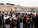 Do Vatikánu pijídí tisíce lidí, aby se rozlouily se zesnulým emeritním...