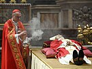 Rakev se zesnulým emeritním papeem Benediktem XVI. je ve Svatopetrské bazilice...