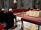 Se zesnulým emeritním papeem Benediktem XVI. se piel rozlouit italský...