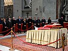 Poslední sbohem emeritnímu papei pila dát i italská premiérka Giorgia...