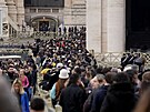 Na vstup do Svatopetrské baziliky ve Vatikánu ekají tisíce lidí, aby se...