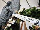 Kvtiny a vnce ped sochou brazilské legendy Pelého u stadionu Vila Belmiro....