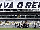 Rakev s ostatky Pelého pináejí do stedového kruhu stadionu FC Santos, kde...