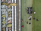 Rakev s ostatky brazilské legendy Pelého nesou ke stedovému kruhu na stadionu...