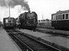 Setkání lokomotivy 475.172 a motorových voz M 131.114 a M262 ve stanici Chrast...