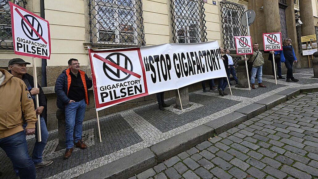 Aerokluby svolaly protest proti výstavb� gigafactory a zru�ení leti�t� na...