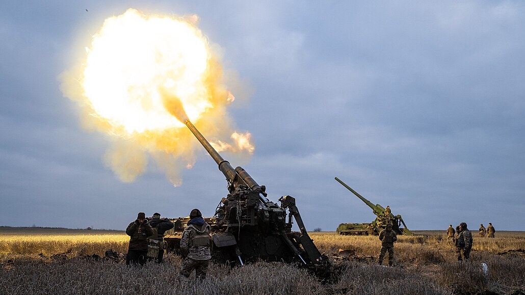 Ukrajintí vojáci stílejí na ruské pozice poblí frontových linií Svatove a...